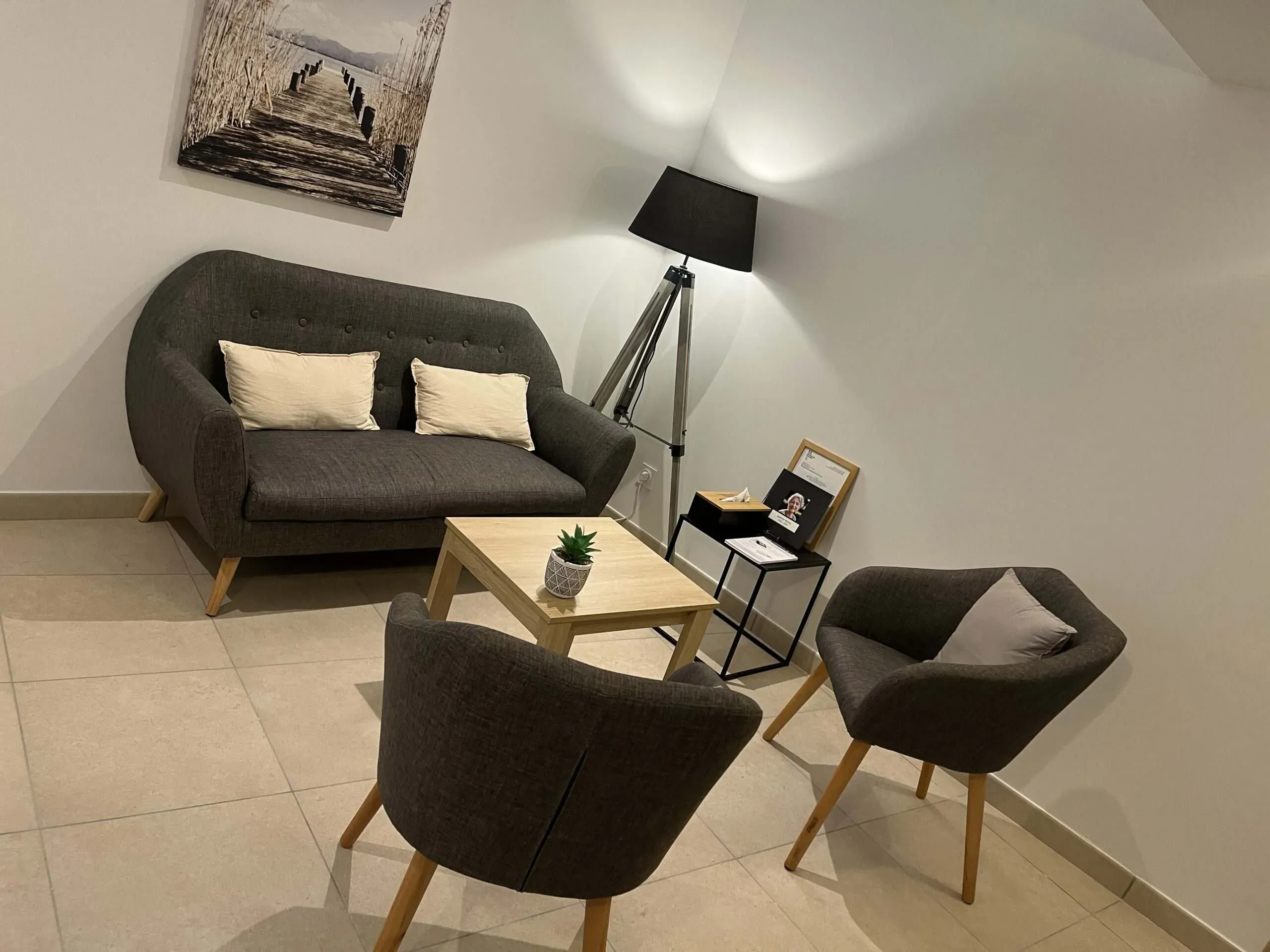 Salon d'accueil chaleureux d'une agence de pompes funèbres.