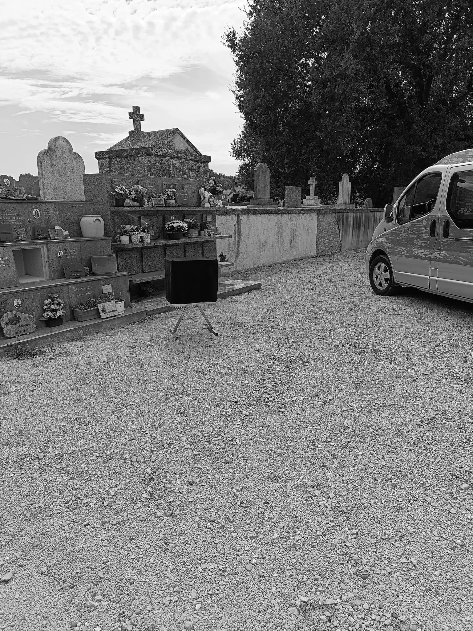 Installation pour cérémonie d'hommage dans l'allée d'un cimetière.