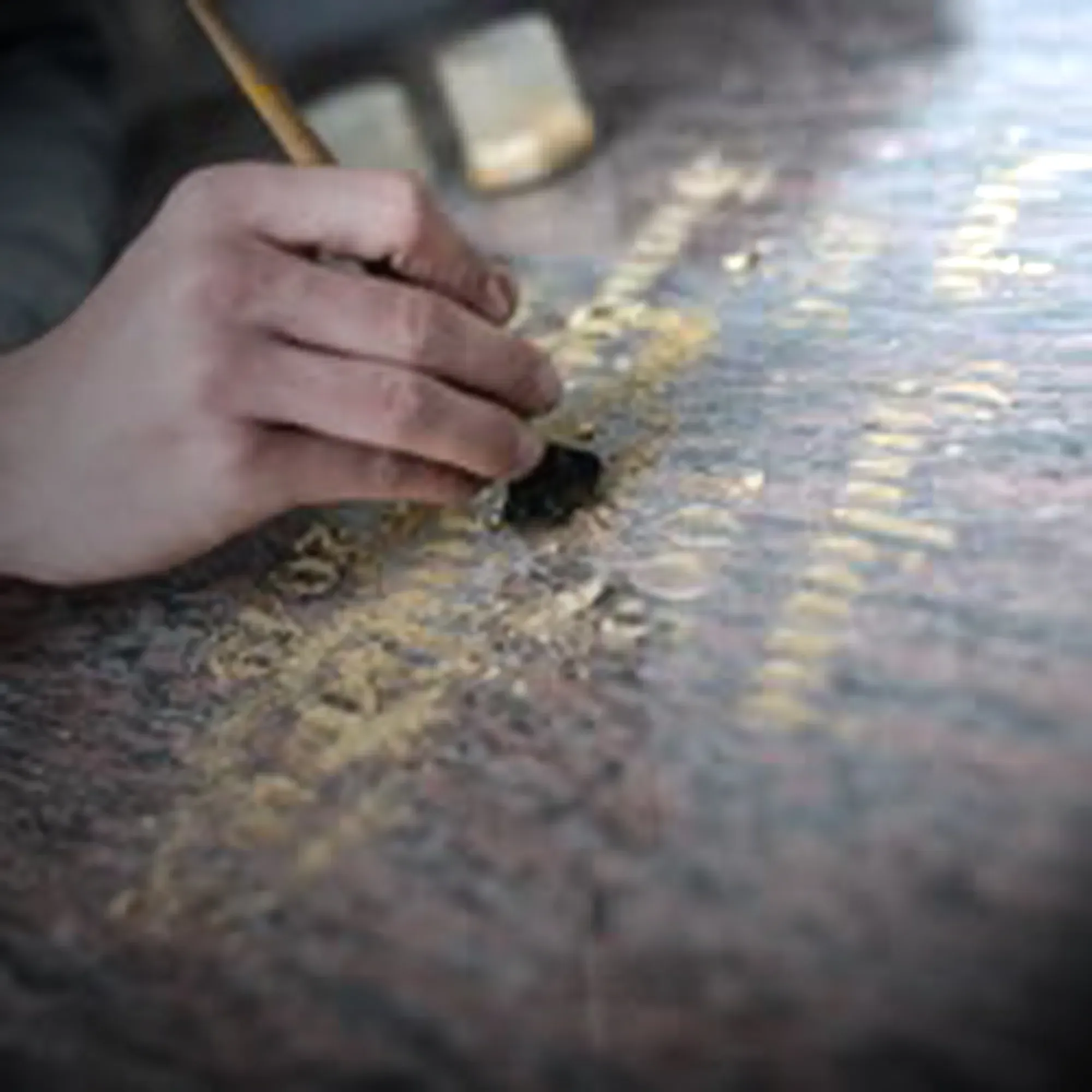 Rénovation et dorure minutieuse des lettres gravées sur une pierre tombale.