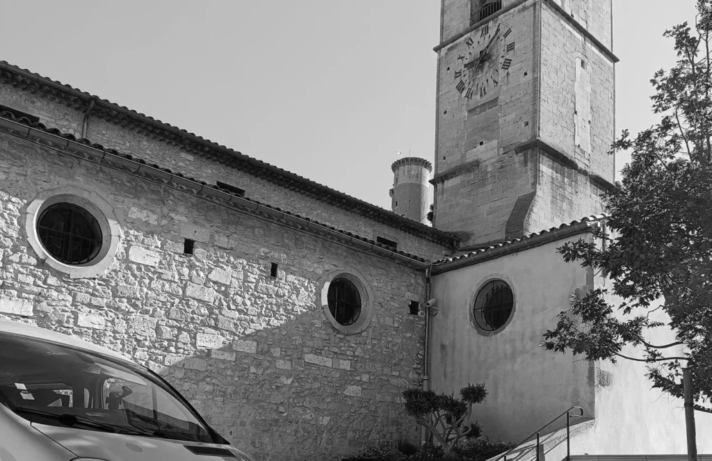 Façade en pierre d'un bâtiment religieux ancien avec clocher.
