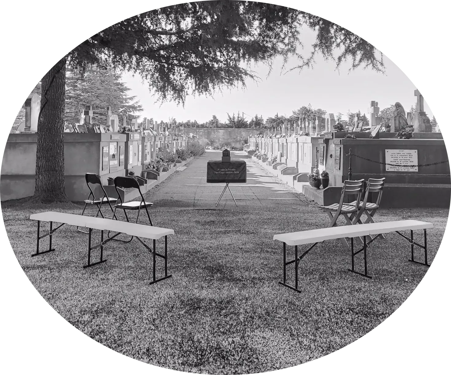 Espace de recueillement extérieur aménagé dans un cimetière.