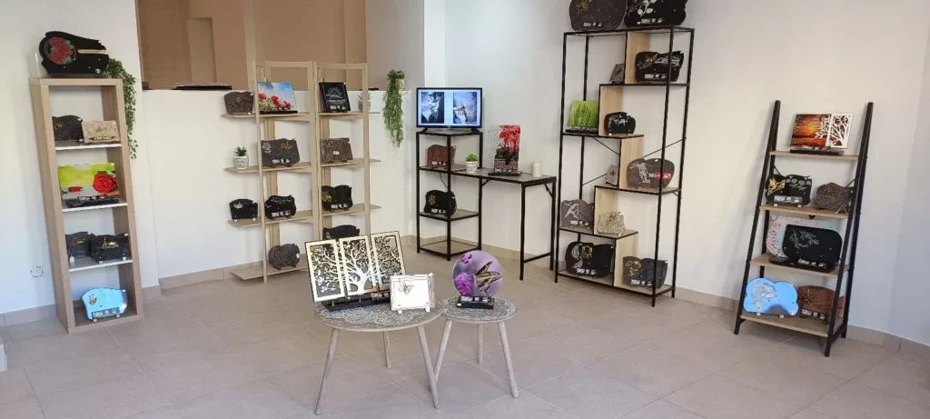 Showroom de pompes funèbres présentant des plaques et articles funéraires.